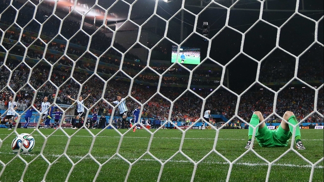 After four shots from Argentina, the side in blue and white emerged victorious, as Cillessen just failed to save a ball from midfielder Maxi Rodriguez