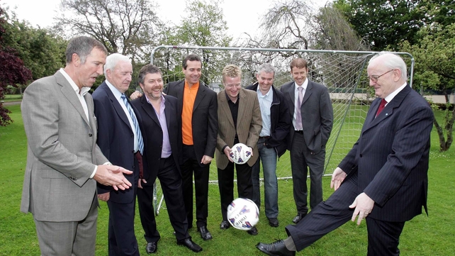 Bill watches on as Jimmy Magee shows his skills in 2006