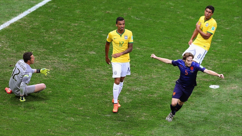 Daley Blind celebrates scoring his team's second goal
