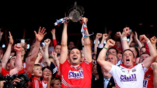 Pa Cronin lifts the trophy, Cork's first winning captain since 2006