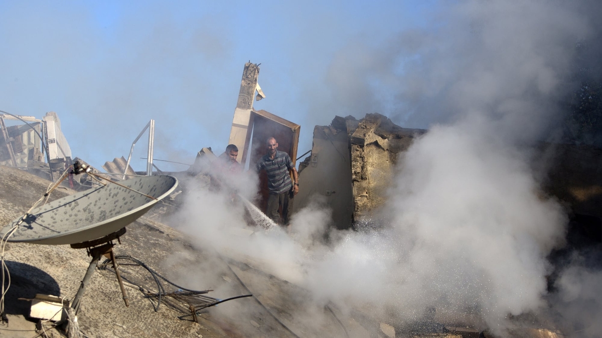 Israel resumes air strikes in the Gaza Strip