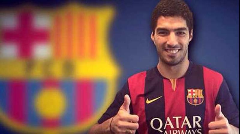 Luis Suarez posing in his Barcelona shirt