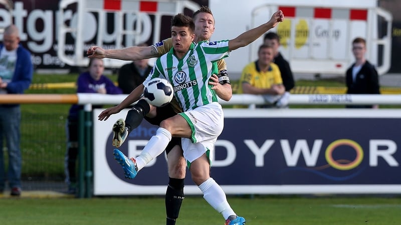 Bray's Jake Kelly tangles with Conor Kenna of Shamrock Rovers