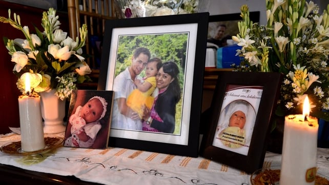 Family pictures are displayed showing Arnold Huizen, his wife Yodricunda Theistiasih Titihalawa and their daughter Yelena Clarice Huizen