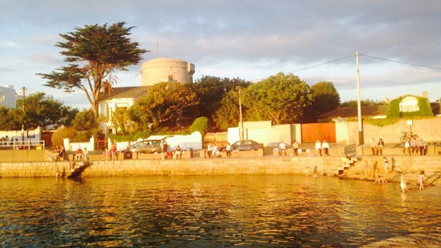 Warn sunshine brings out the crowds at Sandycove (Pic: Claire Murray)