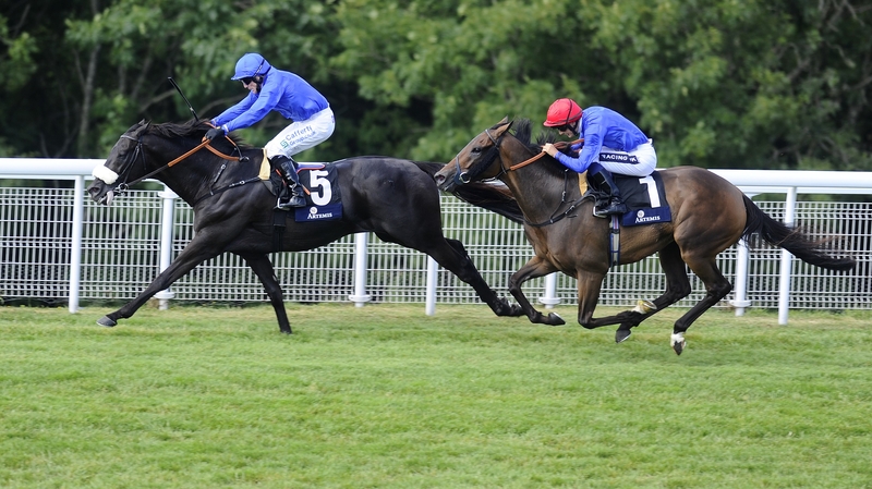 Kieren Fallon aboard Cavalryman (l) held off the challenge of Ahzeemah
