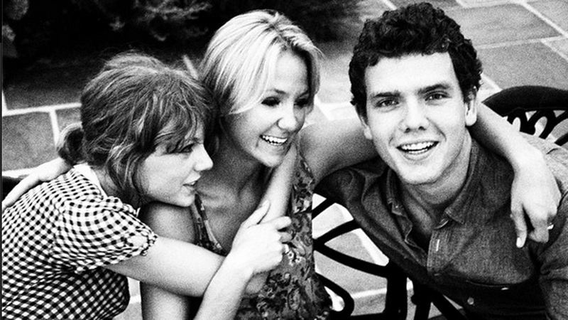 Swift with two of her oldest friends Photo: Instagram/taylorswift