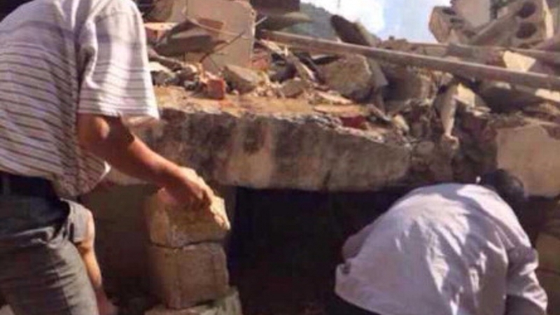 Many people rushed out of buildings onto the street after the quake hit.