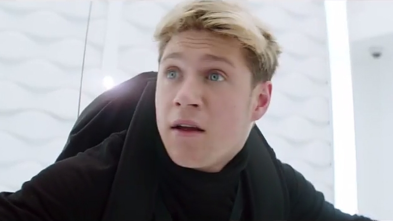 Niall Horan doing his Mission: Impossible thing in the ad