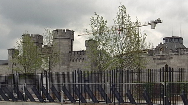 A woman escaped from a moving car near Portlaoise Prison prior to the incident on the M7 motorway