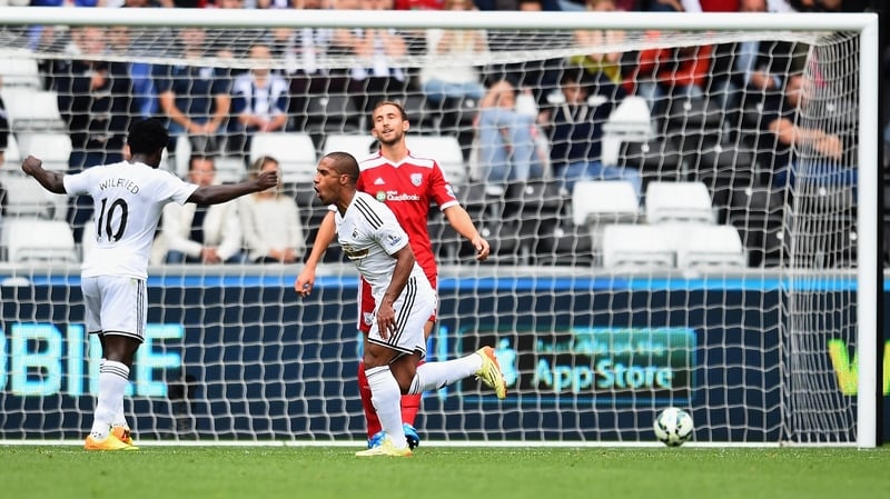 Wayne Routledge runs towards his team-mate Wilfiried Bony after scoring Swansea's second goal