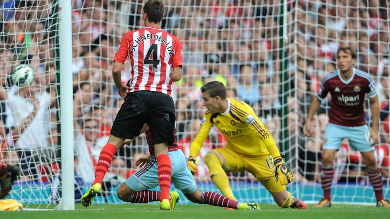 Morgan Schneiderlin could turn his back on high-flying Southampton if they fail to qualify for the Champions League