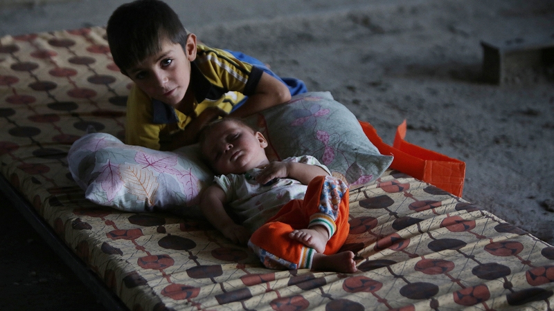 Displaced Iraqi Shia children who fled their homes due to attacks by IS jihadists in the northern city of Mosul