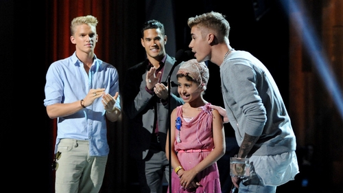 Cody Simpson, right and Justin Bieber, left, with Make A Wish recipient Wish Child Grace, and talent manager Scooter Braun at the 2014 Young Hollywood Awards in July