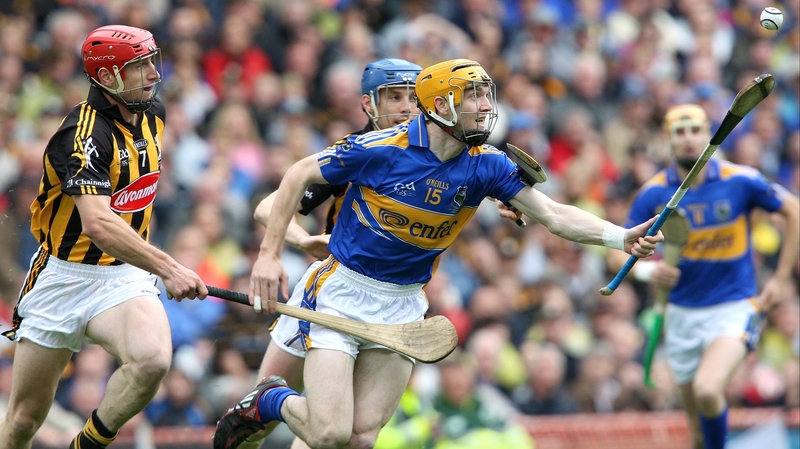 Lar Corbett is chased down by John Tennyson and Brian Hogan in 2009