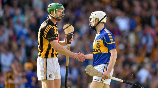 Kilkenny's Henry Shefflin shakes hands with Tipperary's Michael Cahill after the final whistle