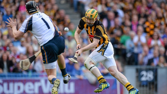 Richie Power, Kilkenny, chips the ball over Tipperary goalkeeper Darren Gleeson...