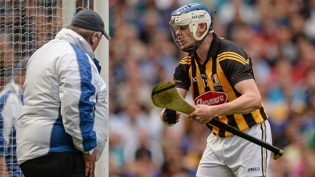 TJ Reid disputes a wide call with an umpire