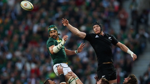 Victor Matfield and Ali Williams challenge for line-out ball