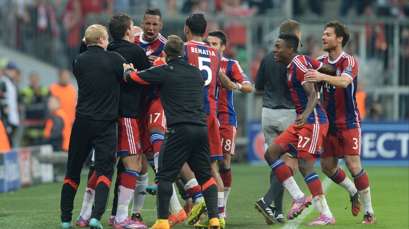 Bayern players celebrate Jerome Boateng's late winner