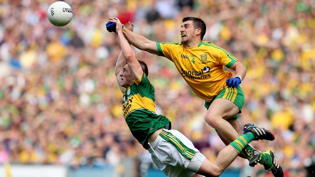 All eyes on the ball for Stephen O'Brien and Paddy McGrath
