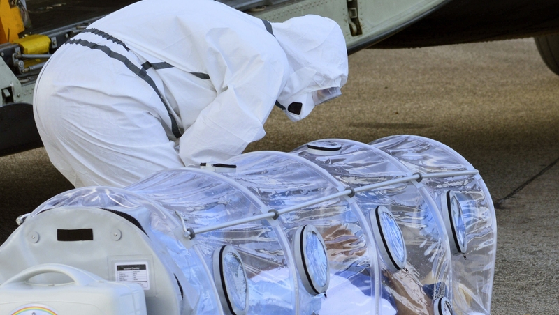 Doctors attending to a Spanish doctor infected with Ebola