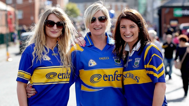 Sisters Padrena Clancy, Ghrainne Clancy and Tracy Clancy supporting their county