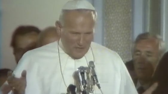O'Doherty Collection : Journalists Sing to Pope John Paul