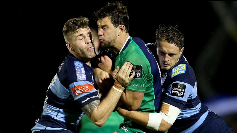 Gavin Evans and Cory Allen tackle Connacht's Danie Poolman (C)