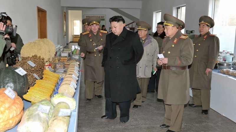 North Korean leader Kim Jong-un (C) inspecting the command of Korean People's Army