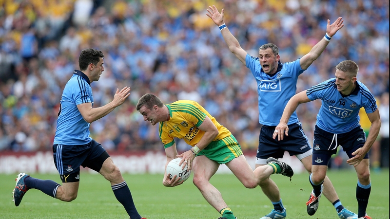 Bernard Brogan (l), his brother Alan (second right) and Eoghan O'Gara try to stop Leo McCloone