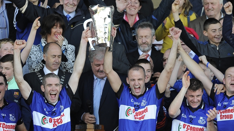 Sarsfields captain Tadgh Óg Murphy and Ronan Murphy lift the cup