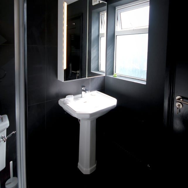 Bathroom Paint: Pure Shadow – Diamond Eggshell RRSP€40.50 for 2.5L