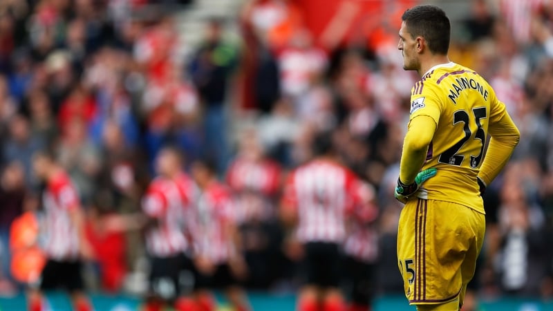Vito Mannone looks on, dejected, during Sunderland's 8-0 thrashing by Southampton
