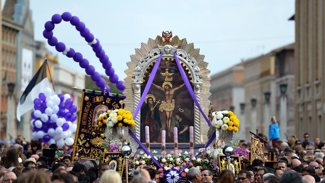Peruvian faithful flock to the Vatican