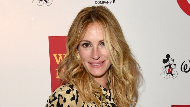 Julia Roberts feels that she took a risk by avoiding having a facelift