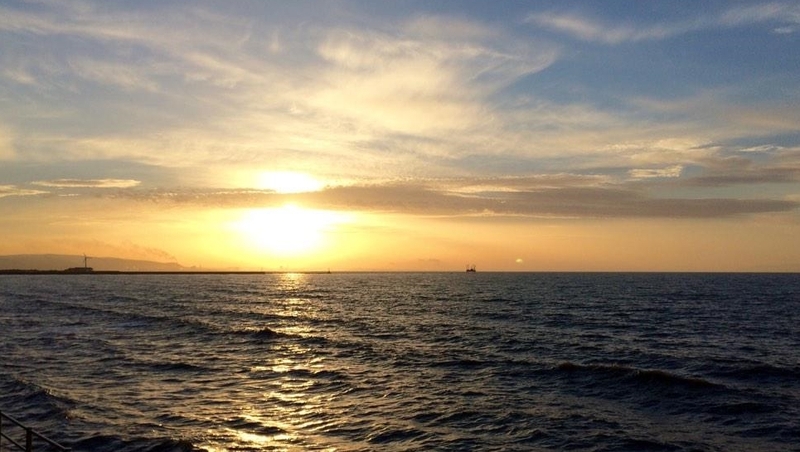 The sun rises in Swansea, Wales (pic: @MicMacSuibh)