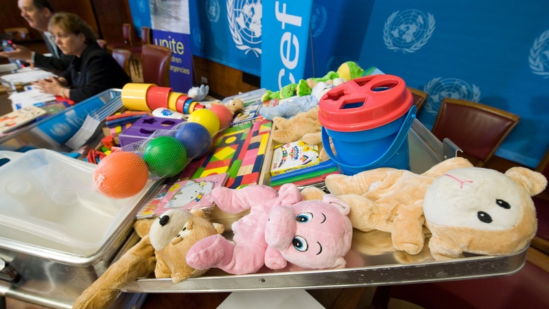 Ardú 10% ar bhochtaineacht i measc páistí