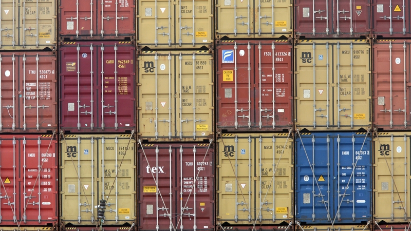 Tugtar daoine isteach sa tír go mídheathach i dtaisceadáin mar seo