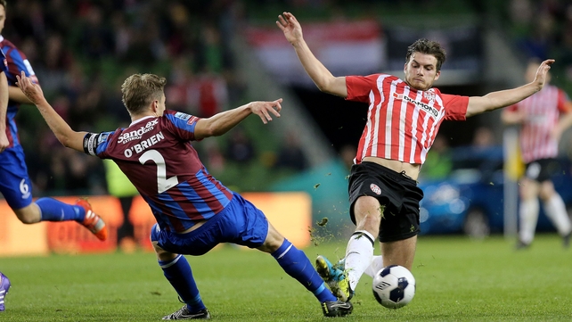 Ger O'Brien and Phillip Lowry battle for possession