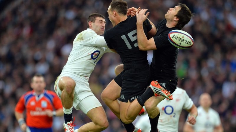 England's winger Jonny May (l) vies with New Zealand's full-back Israel Dagg and winger Ben Smith (r)