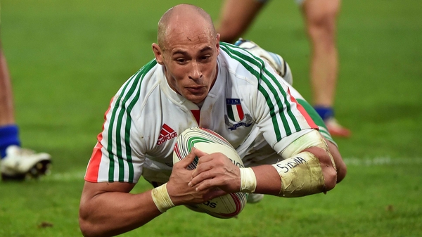 Sergio Parisse scores for Italy