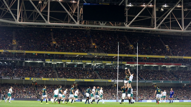 Ireland and South Africa contest a line-out