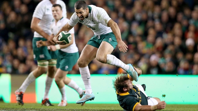Rob Kearney skips past Duane Vermeulen of South Africa
