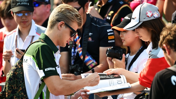 Marcus Ericsson signs autographs for fans in Singapore