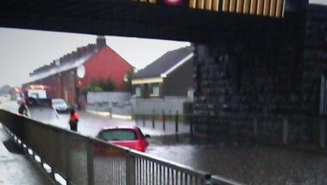 Car stranded in flooding on Castletown road in Dundalk (pic:@Rozixx)