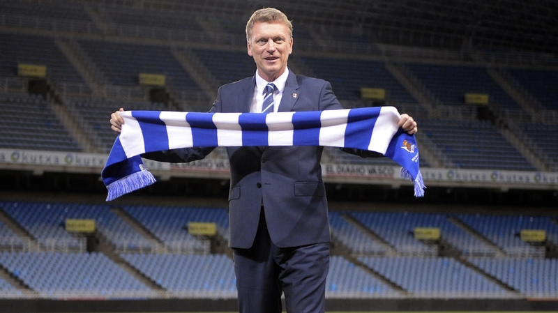 David Moyes poses with a Real Sociedad scarf during his official presentation at the Anoeta stadium in San Sebastian
