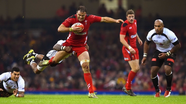 Jamie Roberts bursts through the challenge of Api Ratuniyarawa