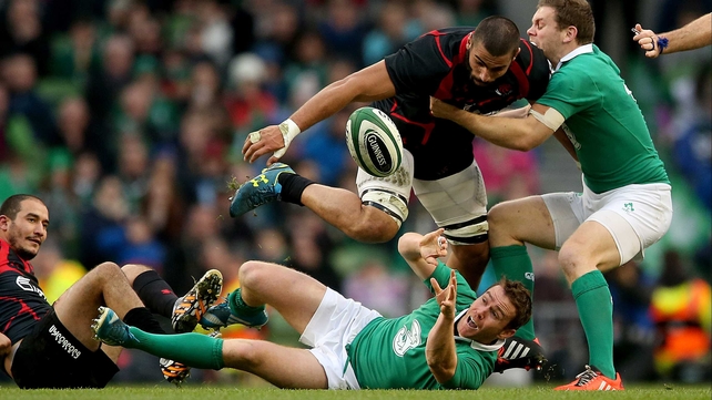 Eoin Reddan offloads under pressure