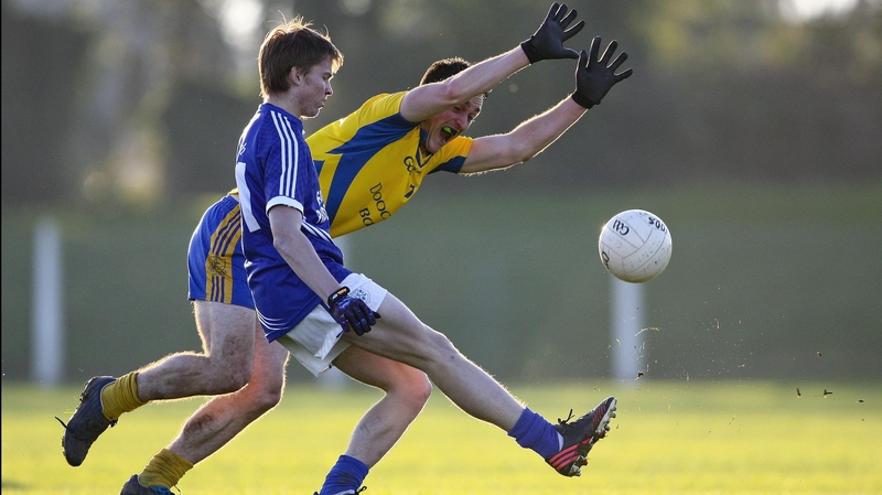 Seamus Lawlor of The Nire attempts to block Cratloe's David Collins (L)